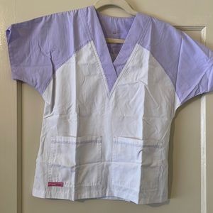 Scrub top. Perfect for healthcare worker. 2 pockets. Excellent condition.